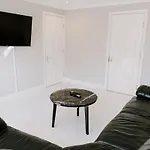 Morville Court - 2 Bed House With Office *