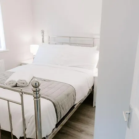 Morville Court - 2 Bed House With Office