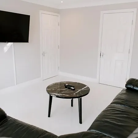 Stylish House With Office & Garden *
