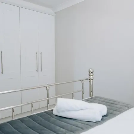 Morville Court - 2 Bed House With Office