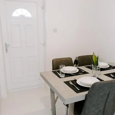 Stylish House With Office & Garden Holiday home