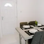 Morville Court - 2 Bed House With Office Ferienhaus